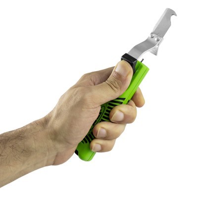 Ferramenta com cabo verde e lâmina metálica segurada por mão