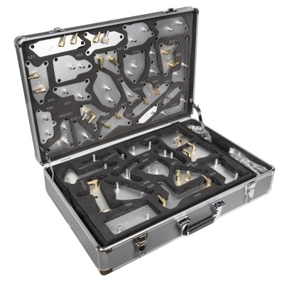 Mala de ferramentas metálica cinzenta aberta com várias peças metálicas organizadas em esponja preta