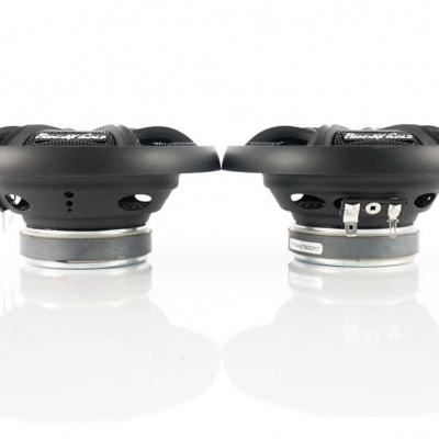 Par de altifalantes pequenos com estrutura preta e bases metálicas