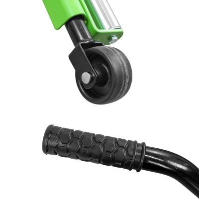 Roda preta ligada a estrutura verde e pega preta com textura hexagonal num fundo branco