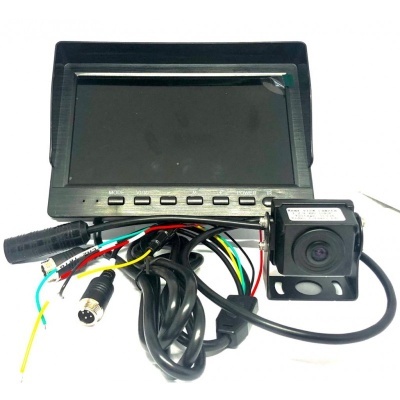 Monitor preto com botões e cabos conectados e câmara de vigilância preta com suporte