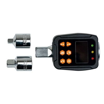 Dispositivo digital preto com ecrã e botões numerados e duas peças metálicas cilíndricas