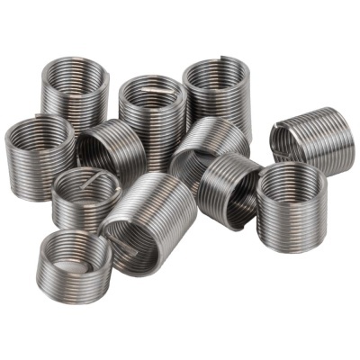 Inserts roscados metálicos cinza com textura helicoidal em fundo branco