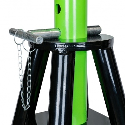 Estrutura metálica preta e verde com pino e corrente