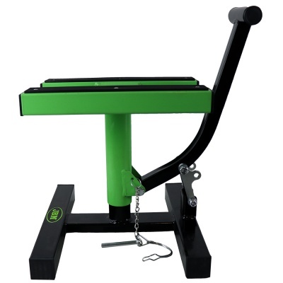 Suporte para motos em metal preto e verde com alavanca e corrente