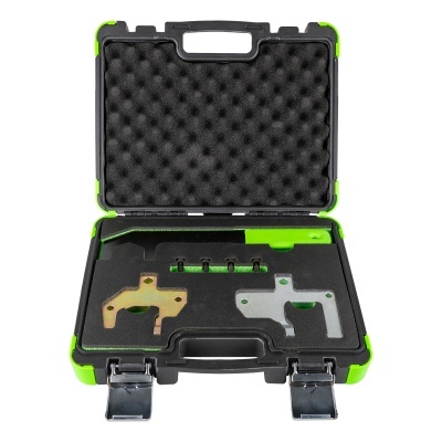 Mala preta com peças metálicas dourada e prateada em espuma interna verde e preta