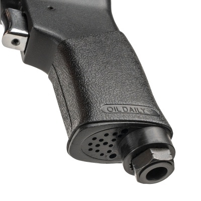 Pega preta texturizada de ferramenta com peça metálica prateada e inscrição OIL DAILY.