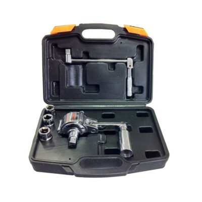 Conjunto de ferramentas com chave de impacto e bocas em estojo preto de plástico