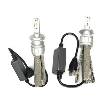 Par de lâmpadas LED prateadas com dissipação térmica e cabo preto