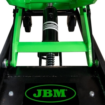 Macaco hidráulico verde e preto com a marca JBM