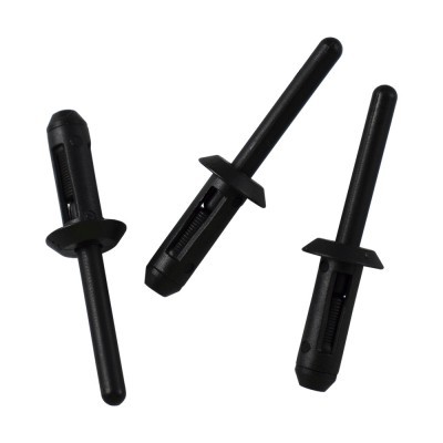 Três rebites de plástico pretos sobre fundo branco