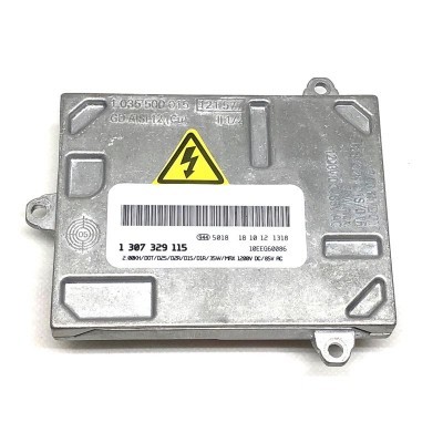 Módulo eletrónico metálico com etiqueta e símbolo de perigo elétrico