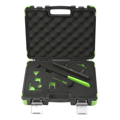 Conjunto de ferramentas verdes e pretas numa mala preta com interior em espuma