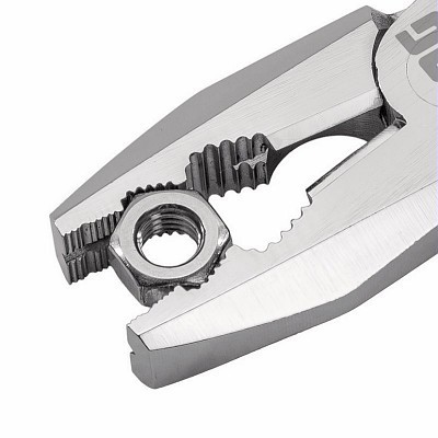 Alicate metálico prateado a segurar uma porca metálica prateada