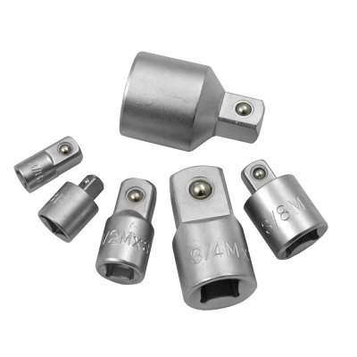 Conjunto de adaptadores de soquetes de metal prateado em fundo branco