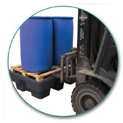 Palete com tambores azuis e empilhador preto