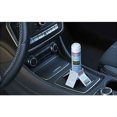 Frasco de spray de limpeza LIQUI MOLY ultra glanz na consola central de um carro