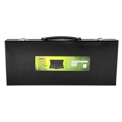 Caixa preta retangular com etiqueta colorida no centro