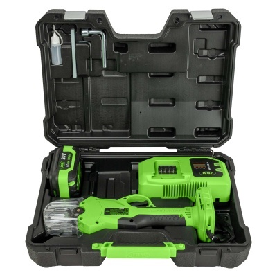 conjunto ferramenta elétrica verde e preta com estojo preto