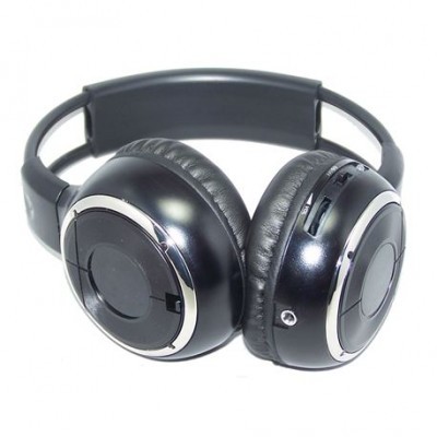 Auscultadores pretos com detalhes cromados e almofadas em pele sintética