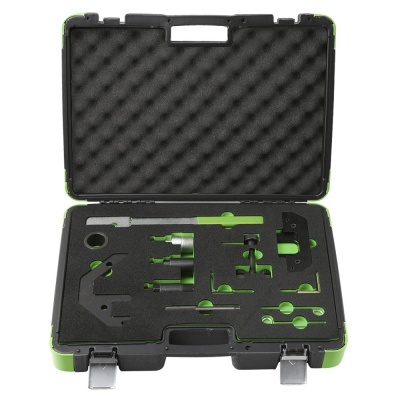 Estojo rígido preto e verde aberto com espuma recortada para ferramentas