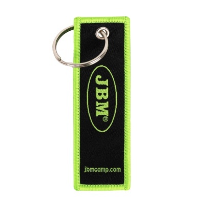 Chaveiro retangular preto com borda verde fluorescente e texto JBM
