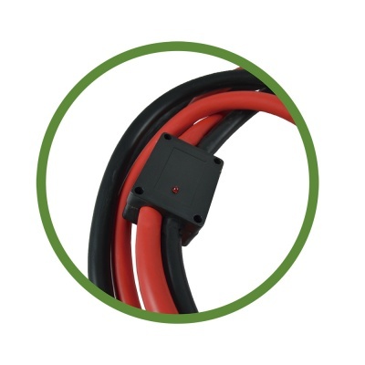 Cabos elétricos vermelho e preto ligados a uma caixa preta dentro de um círculo verde