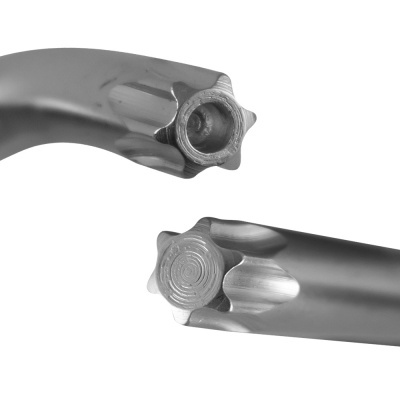 Ferramenta metálica prateada com extremidades em forma de estrela