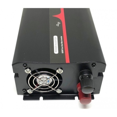 Inversor de potência preto com botão de ajuste e ventoinha