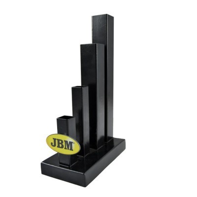 Suporte preto com quatro colunas e logotipo JBM amarelo