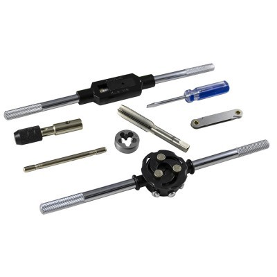 Conjunto de ferramentas para trabalho em metal distribuídas sobre fundo branco