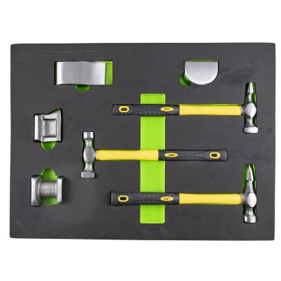 Conjunto de três martelos e cinco acessórios metálicos em base preta com verde