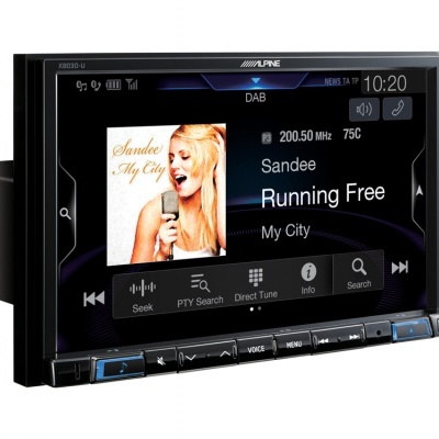 Autorrádio digital Alpine com ecrã tátil a cores que mostra música DAB