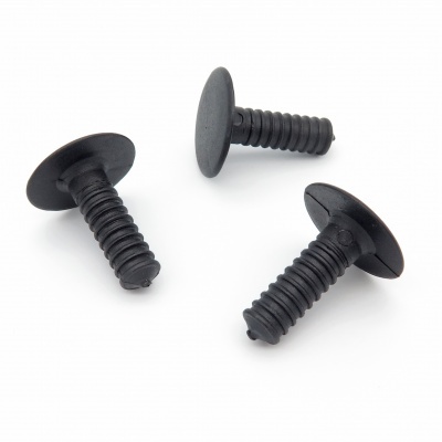 Três parafusos pretos com cabeça redonda e corpo roscado sobre fundo branco