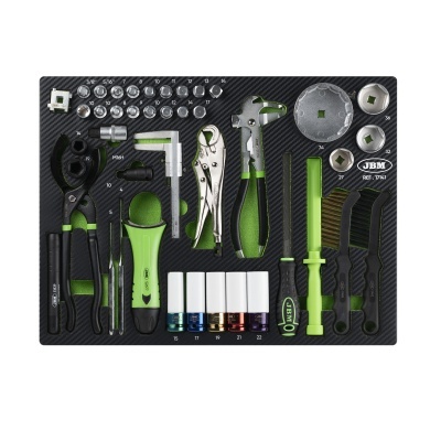 Conjunto de ferramentas manuais diversas com punhos verdes e pretos em suporte preto e verde.