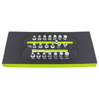 Conjunto de ferramentas com base preta e verde e peças metálicas ordenadas