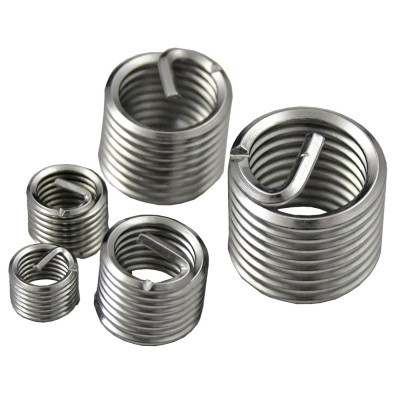 Inserts roscados metálicos prateados em diferentes tamanhos