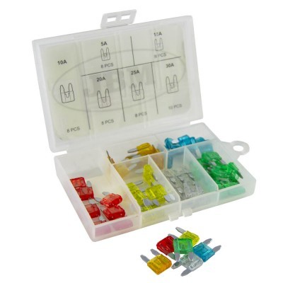 Estojo transparente com fusíveis automóveis de várias cores organizados