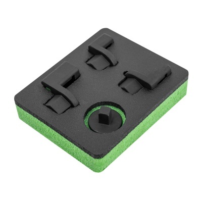 Bloco quadrado verde e preto com peças plásticas no topo