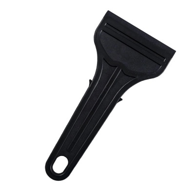Raspador de gelo preto de plástico com cabo e lâmina
