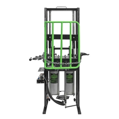 Máquina industrial preta e verde, com colunas metálicas e correntes, sobre fundo branco