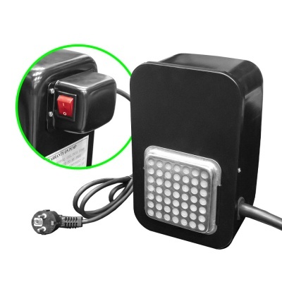 Produto elétrico preto com interruptor vermelho e padrão de botões translúcidos.