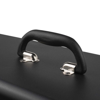 Pega preta de bagagem com suportes metálicos prateados sobre superfície preta