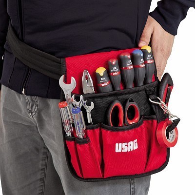 Bolsa de ferramentas vermelha e preta cheia com ferramentas na cintura de uma pessoa