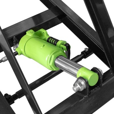 Cilindro hidráulico verde numa estrutura metálica preta com pistão cromado