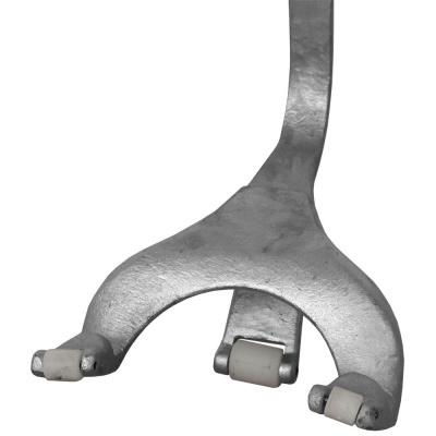 Ferramenta metálica prateada com três roldanas brancas