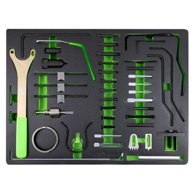 Conjunto de ferramentas automóvel com punhos verdes organizadas numa base preta com encaixes verdes