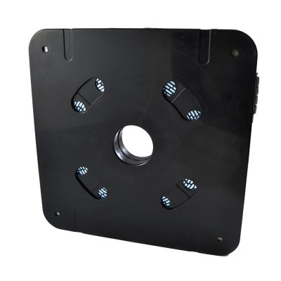 Placa quadrada preta com orifício central e quatro orifícios ovais com espirais azuis e brancas