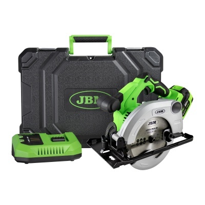 Sierra circular verde e preta com disco metálico, bateria, carregador e estojo preto com verde
