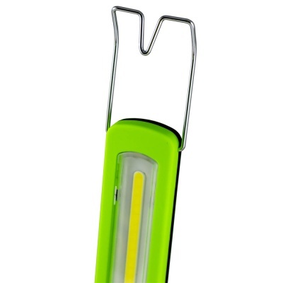Lanterna LED verde com gancho metálico e faixa luminosa amarela